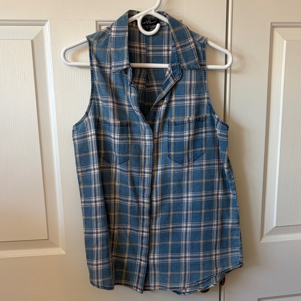 NWOT Velvet Heart Soft Blue Plaid Sleeveless Shirt with Hidden Button Placket